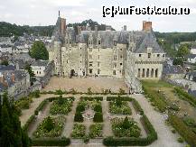 P06 [AUG-2012] Castelul Langeais - fațada și curtea interioară văzute de pe ruinele fortăreței. 