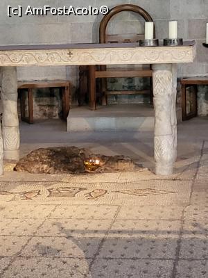 [P07] Altarul din sanctuar este construit pe o platforma inaltata in centrul bisericii, deasupra  pietrei pe care se spune ca Hristos statea atunci cand a infaptuit miracolul. In fata altarului este cel mai faimos mozaic al bisericii, care prezinta un cos care contine paini si doi pesti. » foto by geani anto
 - 
<span class="allrVoted glyphicon glyphicon-heart hidden" id="av1382261"></span>
<a class="m-l-10 hidden" id="sv1382261" onclick="voting_Foto_DelVot(,1382261,3380)" role="button">șterge vot <span class="glyphicon glyphicon-remove"></span></a>
<a id="v91382261" class=" c-red"  onclick="voting_Foto_SetVot(1382261)" role="button"><span class="glyphicon glyphicon-heart-empty"></span> <b>LIKE</b> = Votează poza</a> <img class="hidden"  id="f1382261W9" src="/imagini/loader.gif" border="0" /><span class="AjErrMes hidden" id="e1382261ErM"></span>
