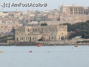 [P21] De pe faleza din Sliema se vede in largul marii, Fortul Manoel, situat pe insula cu acelasi nume din Gzira, care este declarat sit al Patrimoniului Mondial UNESCO. Structura sa dateaza din secolul al XVIII-lea, fiind realizata de cavalerii Ordinului Sfantului Ioan, iar in zilele noastre este locul unde s-au filmat scene din Game of Thrones. » foto by geani anto
 - 
<span class="allrVoted glyphicon glyphicon-heart hidden" id="av1252882"></span>
<a class="m-l-10 hidden" id="sv1252882" onclick="voting_Foto_DelVot(,1252882,3405)" role="button">șterge vot <span class="glyphicon glyphicon-remove"></span></a>
<a id="v91252882" class=" c-red"  onclick="voting_Foto_SetVot(1252882)" role="button"><span class="glyphicon glyphicon-heart-empty"></span> <b>LIKE</b> = Votează poza</a> <img class="hidden"  id="f1252882W9" src="/imagini/loader.gif" border="0" /><span class="AjErrMes hidden" id="e1252882ErM"></span>