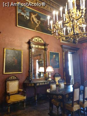 [P10] Camera rosie (sala lombarda) are peretii pictati manual. De o parte si de alta a oglinzii se gasesc doua picturi ale unui renumit artist maltez, celelalte fiind ale pictorilor apartinand scolii italiene, iar pictura de deasupra usii de la intrarea in sufragerie este o copie e a unui Mattia Preti, originalul fiind expus in Muzeul de Arte Frumoase din Valletta. » foto by geani anto
 - 
<span class="allrVoted glyphicon glyphicon-heart hidden" id="av1253116"></span>
<a class="m-l-10 hidden" id="sv1253116" onclick="voting_Foto_DelVot(,1253116,3405)" role="button">șterge vot <span class="glyphicon glyphicon-remove"></span></a>
<a id="v91253116" class=" c-red"  onclick="voting_Foto_SetVot(1253116)" role="button"><span class="glyphicon glyphicon-heart-empty"></span> <b>LIKE</b> = Votează poza</a> <img class="hidden"  id="f1253116W9" src="/imagini/loader.gif" border="0" /><span class="AjErrMes hidden" id="e1253116ErM"></span>