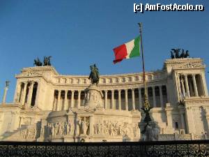 [P17] Monumentul Vittorio Emanuele II, construit intre anii 1885-1911, in memoria regelui al carui nume il poarta. 
Impresionantul monument strajuieste Piata Venetia. 
Italienii il numesc masina de scris.  » foto by gettutza
 - 
<span class="allrVoted glyphicon glyphicon-heart hidden" id="av379742"></span>
<a class="m-l-10 hidden" id="sv379742" onclick="voting_Foto_DelVot(,379742,3406)" role="button">șterge vot <span class="glyphicon glyphicon-remove"></span></a>
<a id="v9379742" class=" c-red"  onclick="voting_Foto_SetVot(379742)" role="button"><span class="glyphicon glyphicon-heart-empty"></span> <b>LIKE</b> = Votează poza</a> <img class="hidden"  id="f379742W9" src="/imagini/loader.gif" border="0" /><span class="AjErrMes hidden" id="e379742ErM"></span>