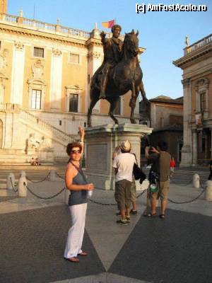 [P06] Capitoliul. Statuia lui Marcus Aurelius, din pacate este doar o copie, originalul este expus in palazzo dei Conservatoriaflat in aceiasi piata.  » foto by gettutza
 - 
<span class="allrVoted glyphicon glyphicon-heart hidden" id="av379731"></span>
<a class="m-l-10 hidden" id="sv379731" onclick="voting_Foto_DelVot(,379731,3406)" role="button">șterge vot <span class="glyphicon glyphicon-remove"></span></a>
<a id="v9379731" class=" c-red"  onclick="voting_Foto_SetVot(379731)" role="button"><span class="glyphicon glyphicon-heart-empty"></span> <b>LIKE</b> = Votează poza</a> <img class="hidden"  id="f379731W9" src="/imagini/loader.gif" border="0" /><span class="AjErrMes hidden" id="e379731ErM"></span>