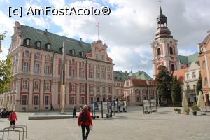 P41 [SEP-2022] Poznan, Piața Colegiului, aici nu se lucra cu Bazilica Fecioarei Veșnicului Ajutor, Maria Magdalena și Sf. Stanislau, se vede Turnul în dreapta și Colegiul Iezuiților în stânga