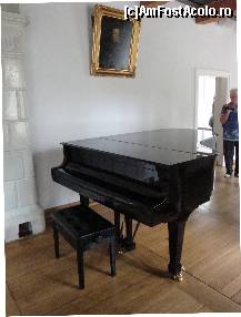 [P12] Muzeul memorial Frederic Chopin de la  Żelazowa Wola : aici este pianul cu portretul compozitorului care marchează sugestiv nașterea sa. Lumina celor două proiectoare nu a fost surprinsă din păcate în imagine. » foto by mariana.olaru
 - 
<span class="allrVoted glyphicon glyphicon-heart hidden" id="av151621"></span>
<a class="m-l-10 hidden" id="sv151621" onclick="voting_Foto_DelVot(,151621,3411)" role="button">șterge vot <span class="glyphicon glyphicon-remove"></span></a>
<a id="v9151621" class=" c-red"  onclick="voting_Foto_SetVot(151621)" role="button"><span class="glyphicon glyphicon-heart-empty"></span> <b>LIKE</b> = Votează poza</a> <img class="hidden"  id="f151621W9" src="/imagini/loader.gif" border="0" /><span class="AjErrMes hidden" id="e151621ErM"></span>