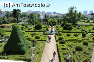P04 [JUN-2018] Lisabona, Palacio dos Marqueses de Fronteira, Grădina cu flori, arbuști ornamentali și statui văzută din palat