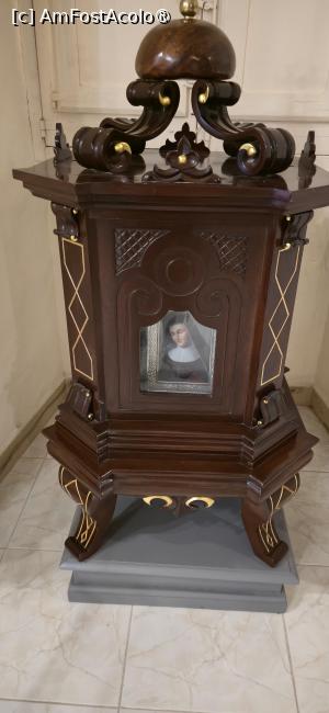 [P15] 15. Urna ce a păstrat rămășițele Fericitei Maria Adeodata Pisani. » foto by msnd
 - 
<span class="allrVoted glyphicon glyphicon-heart hidden" id="av1520740"></span>
<a class="m-l-10 hidden" id="sv1520740" onclick="voting_Foto_DelVot(,1520740,3421)" role="button">șterge vot <span class="glyphicon glyphicon-remove"></span></a>
<a id="v91520740" class=" c-red"  onclick="voting_Foto_SetVot(1520740)" role="button"><span class="glyphicon glyphicon-heart-empty"></span> <b>LIKE</b> = Votează poza</a> <img class="hidden"  id="f1520740W9" src="/imagini/loader.gif" border="0" /><span class="AjErrMes hidden" id="e1520740ErM"></span>