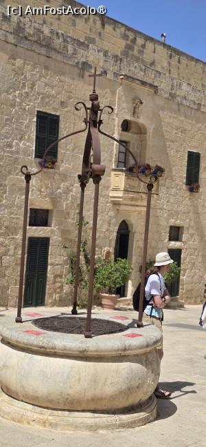 [P32] 32. În mijlocul acesteia este și o fântână. » foto by msnd
 - 
<span class="allrVoted glyphicon glyphicon-heart hidden" id="av1520757"></span>
<a class="m-l-10 hidden" id="sv1520757" onclick="voting_Foto_DelVot(,1520757,3421)" role="button">șterge vot <span class="glyphicon glyphicon-remove"></span></a>
<a id="v91520757" class=" c-red"  onclick="voting_Foto_SetVot(1520757)" role="button"><span class="glyphicon glyphicon-heart-empty"></span> <b>LIKE</b> = Votează poza</a> <img class="hidden"  id="f1520757W9" src="/imagini/loader.gif" border="0" /><span class="AjErrMes hidden" id="e1520757ErM"></span>