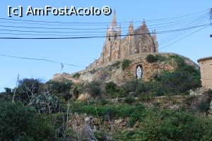 P04 [DEC-2021] Malta, Insula Gozo, Ghajnsielem, Biserica Madona din Lourdes, se văd și scările pe unde am urcat și Nișa din stâncă unde este statuia Maicii Domnului din Lourdes