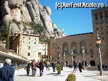 [P33] Montserrat : Placa de Santa Maria cu Muzeul și Centrul de coordonare pastorală pe partea stângă și cu Porteria del Monastir spre dreapta imaginii » foto by mariana.olaru
 - 
<span class="allrVoted glyphicon glyphicon-heart hidden" id="av305575"></span>
<a class="m-l-10 hidden" id="sv305575" onclick="voting_Foto_DelVot(,305575,3448)" role="button">șterge vot <span class="glyphicon glyphicon-remove"></span></a>
<a id="v9305575" class=" c-red"  onclick="voting_Foto_SetVot(305575)" role="button"><span class="glyphicon glyphicon-heart-empty"></span> <b>LIKE</b> = Votează poza</a> <img class="hidden"  id="f305575W9" src="/imagini/loader.gif" border="0" /><span class="AjErrMes hidden" id="e305575ErM"></span>