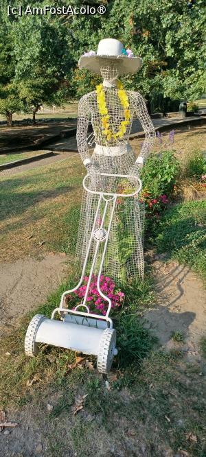 [P15] Statuie din sârmă, servind drept suport floral în parcul Valentino » foto by BristenaBrad
 - 
<span class="allrVoted glyphicon glyphicon-heart hidden" id="av1544626"></span>
<a class="m-l-10 hidden" id="sv1544626" onclick="voting_Foto_DelVot(,1544626,3466)" role="button">șterge vot <span class="glyphicon glyphicon-remove"></span></a>
<a id="v91544626" class=" c-red"  onclick="voting_Foto_SetVot(1544626)" role="button"><span class="glyphicon glyphicon-heart-empty"></span> <b>LIKE</b> = Votează poza</a> <img class="hidden"  id="f1544626W9" src="/imagini/loader.gif" border="0" /><span class="AjErrMes hidden" id="e1544626ErM"></span>