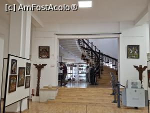[P03] Muzeul de Artă Populară Constanța, Parterul, Holul cu Icoane pe sticlă, stâlpi și cu Scara interioară și cu Punct de vânzare obiecte tradiționale după zid... » foto by mprofeanu
 - 
<span class="allrVoted glyphicon glyphicon-heart hidden" id="av1522656"></span>
<a class="m-l-10 hidden" id="sv1522656" onclick="voting_Foto_DelVot(,1522656,3496)" role="button">șterge vot <span class="glyphicon glyphicon-remove"></span></a>
<a id="v91522656" class=" c-red"  onclick="voting_Foto_SetVot(1522656)" role="button"><span class="glyphicon glyphicon-heart-empty"></span> <b>LIKE</b> = Votează poza</a> <img class="hidden"  id="f1522656W9" src="/imagini/loader.gif" border="0" /><span class="AjErrMes hidden" id="e1522656ErM"></span>