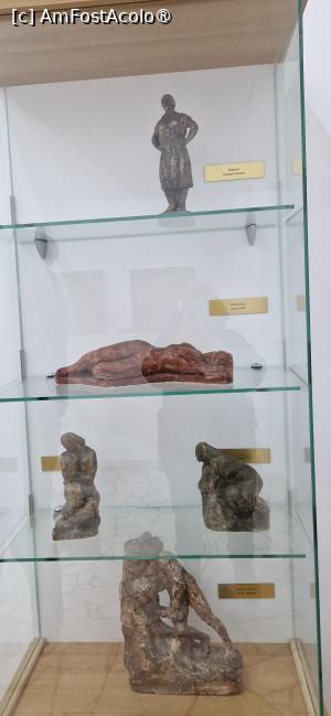 [P11] 11. Lucrări de mai mici dimensiuni, într-o altă vitrină. » foto by doinafil
 - 
<span class="allrVoted glyphicon glyphicon-heart hidden" id="av1522129"></span>
<a class="m-l-10 hidden" id="sv1522129" onclick="voting_Foto_DelVot(,1522129,3496)" role="button">șterge vot <span class="glyphicon glyphicon-remove"></span></a>
<a id="v91522129" class=" c-red"  onclick="voting_Foto_SetVot(1522129)" role="button"><span class="glyphicon glyphicon-heart-empty"></span> <b>LIKE</b> = Votează poza</a> <img class="hidden"  id="f1522129W9" src="/imagini/loader.gif" border="0" /><span class="AjErrMes hidden" id="e1522129ErM"></span>