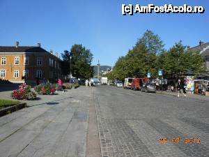 [P20] Trondheim - Vedere spre piaţa centrală cu statuia regelui viking Olav Tryggvason, fondatorul oraşului.  » foto by iulianic
 - 
<span class="allrVoted glyphicon glyphicon-heart hidden" id="av486992"></span>
<a class="m-l-10 hidden" id="sv486992" onclick="voting_Foto_DelVot(,486992,3499)" role="button">șterge vot <span class="glyphicon glyphicon-remove"></span></a>
<a id="v9486992" class=" c-red"  onclick="voting_Foto_SetVot(486992)" role="button"><span class="glyphicon glyphicon-heart-empty"></span> <b>LIKE</b> = Votează poza</a> <img class="hidden"  id="f486992W9" src="/imagini/loader.gif" border="0" /><span class="AjErrMes hidden" id="e486992ErM"></span>