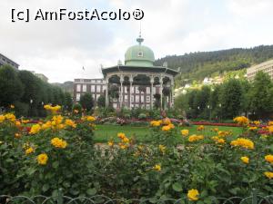 [P55] Un foișor încărcat de flori în fața Teatrului și a Muzeului de Artă Contemporană.  » foto by Aurici
 - 
<span class="allrVoted glyphicon glyphicon-heart hidden" id="av797853"></span>
<a class="m-l-10 hidden" id="sv797853" onclick="voting_Foto_DelVot(,797853,3499)" role="button">șterge vot <span class="glyphicon glyphicon-remove"></span></a>
<a id="v9797853" class=" c-red"  onclick="voting_Foto_SetVot(797853)" role="button"><span class="glyphicon glyphicon-heart-empty"></span> <b>LIKE</b> = Votează poza</a> <img class="hidden"  id="f797853W9" src="/imagini/loader.gif" border="0" /><span class="AjErrMes hidden" id="e797853ErM"></span>