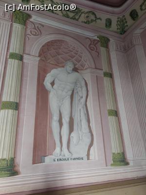 P17 [OCT-2022] Pictură minunată în vestibul, L'Ercole Farnese.