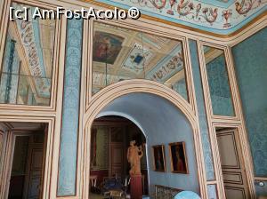 P23 [OCT-2022] Cea de-a doua sală de muzică, cu pereții acoperiți cu mătase albastră, se văd oglinzile pe pereți, în stânga sub arcada din mijloc este spineta venețiană.