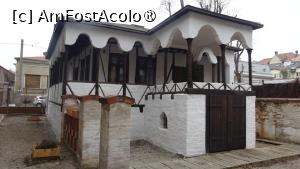 [P09] București - Casă de Târgoveț, văzută din curte. » foto by iulianic
 - 
<span class="allrVoted glyphicon glyphicon-heart hidden" id="av1471582"></span>
<a class="m-l-10 hidden" id="sv1471582" onclick="voting_Foto_DelVot(,1471582,3511)" role="button">șterge vot <span class="glyphicon glyphicon-remove"></span></a>
<a id="v91471582" class=" c-red"  onclick="voting_Foto_SetVot(1471582)" role="button"><span class="glyphicon glyphicon-heart-empty"></span> <b>LIKE</b> = Votează poza</a> <img class="hidden"  id="f1471582W9" src="/imagini/loader.gif" border="0" /><span class="AjErrMes hidden" id="e1471582ErM"></span>