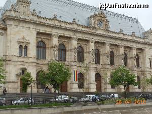 [P06] Bucureşti - Palatul de Justiţie. Faţada ornamentată cu stâlpi în nişele cărora sunt amplasate şase statui simbolizând Prudenţa, Forţa, Legea, Justiţia, Dreptatea şi Adevărul.  » foto by iulianic
 - 
<span class="allrVoted glyphicon glyphicon-heart hidden" id="av612291"></span>
<a class="m-l-10 hidden" id="sv612291" onclick="voting_Foto_DelVot(,612291,3511)" role="button">șterge vot <span class="glyphicon glyphicon-remove"></span></a>
<a id="v9612291" class=" c-red"  onclick="voting_Foto_SetVot(612291)" role="button"><span class="glyphicon glyphicon-heart-empty"></span> <b>LIKE</b> = Votează poza</a> <img class="hidden"  id="f612291W9" src="/imagini/loader.gif" border="0" /><span class="AjErrMes hidden" id="e612291ErM"></span>