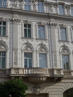 [P14] Hotel Continental - balconul unde a ieșit Regele Mihai în 1992. » foto by tata123 🔱
 - 
<span class="allrVoted glyphicon glyphicon-heart hidden" id="av1268429"></span>
<a class="m-l-10 hidden" id="sv1268429" onclick="voting_Foto_DelVot(,1268429,3511)" role="button">șterge vot <span class="glyphicon glyphicon-remove"></span></a>
<a id="v91268429" class=" c-red"  onclick="voting_Foto_SetVot(1268429)" role="button"><span class="glyphicon glyphicon-heart-empty"></span> <b>LIKE</b> = Votează poza</a> <img class="hidden"  id="f1268429W9" src="/imagini/loader.gif" border="0" /><span class="AjErrMes hidden" id="e1268429ErM"></span>