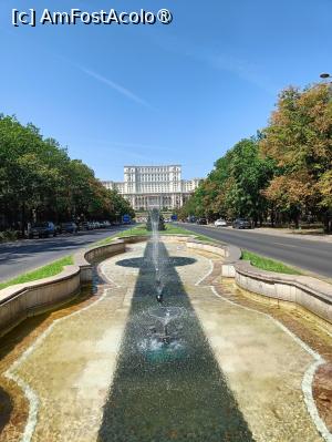 [P21] Șirul de fântâni dinspre Casa Poporului/Palatul Parlamentului. » foto by tata123 🔱
 - 
<span class="allrVoted glyphicon glyphicon-heart hidden" id="av1444102"></span>
<a class="m-l-10 hidden" id="sv1444102" onclick="voting_Foto_DelVot(,1444102,3511)" role="button">șterge vot <span class="glyphicon glyphicon-remove"></span></a>
<a id="v91444102" class=" c-red"  onclick="voting_Foto_SetVot(1444102)" role="button"><span class="glyphicon glyphicon-heart-empty"></span> <b>LIKE</b> = Votează poza</a> <img class="hidden"  id="f1444102W9" src="/imagini/loader.gif" border="0" /><span class="AjErrMes hidden" id="e1444102ErM"></span>