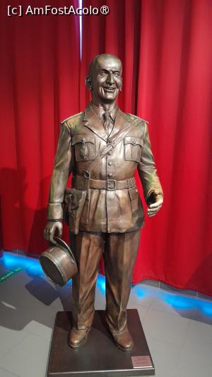 [P08] muzeul Jandarmeriei Nationala, statuia lui Louis de Funès » foto by Yolanda
 - 
<span class="allrVoted glyphicon glyphicon-heart hidden" id="av1502823"></span>
<a class="m-l-10 hidden" id="sv1502823" onclick="voting_Foto_DelVot(,1502823,3521)" role="button">șterge vot <span class="glyphicon glyphicon-remove"></span></a>
<a id="v91502823" class=" c-red"  onclick="voting_Foto_SetVot(1502823)" role="button"><span class="glyphicon glyphicon-heart-empty"></span> <b>LIKE</b> = Votează poza</a> <img class="hidden"  id="f1502823W9" src="/imagini/loader.gif" border="0" /><span class="AjErrMes hidden" id="e1502823ErM"></span>