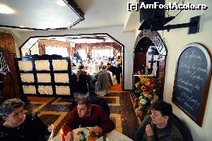 [P09] Interior restaurant. Dupa cum vedeti in partea stanga a imaginii au si specialitati de mistret sau caprioara, scump, dar ce sa-i faci nu gasesti mistret sau caprioara 'pe toate drumurile'.  » foto by vtphoto
 - 
<span class="allrVoted glyphicon glyphicon-heart hidden" id="av601977"></span>
<a class="m-l-10 hidden" id="sv601977" onclick="voting_Foto_DelVot(,601977,3530)" role="button">șterge vot <span class="glyphicon glyphicon-remove"></span></a>
<a id="v9601977" class=" c-red"  onclick="voting_Foto_SetVot(601977)" role="button"><span class="glyphicon glyphicon-heart-empty"></span> <b>LIKE</b> = Votează poza</a> <img class="hidden"  id="f601977W9" src="/imagini/loader.gif" border="0" /><span class="AjErrMes hidden" id="e601977ErM"></span>