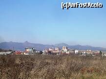 [P01] Vedere panoramică a oraşului Alba Iulia. În planul doi se văd Piatra Craivei (cea ascuţită din stânga) şi Cheile Râmeţului (cele rotunjite din dreapta). » foto by abbilbal*
 - 
<span class="allrVoted glyphicon glyphicon-heart hidden" id="av160952"></span>
<a class="m-l-10 hidden" id="sv160952" onclick="voting_Foto_DelVot(,160952,3541)" role="button">șterge vot <span class="glyphicon glyphicon-remove"></span></a>
<a id="v9160952" class=" c-red"  onclick="voting_Foto_SetVot(160952)" role="button"><span class="glyphicon glyphicon-heart-empty"></span> <b>LIKE</b> = Votează poza</a> <img class="hidden"  id="f160952W9" src="/imagini/loader.gif" border="0" /><span class="AjErrMes hidden" id="e160952ErM"></span>