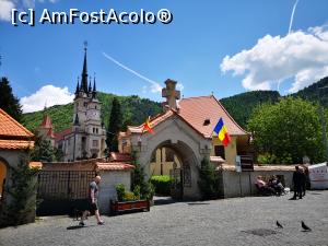 P01 [MAY-2022] Intrarea în incinta comună Bisericii Sf. Nicolae și a Primei Școli Românești