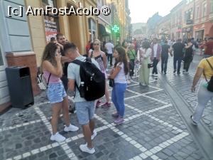 P01 [SEP-2023] Strada Republicii, multi tineri se indreapta spre concertul din Piata Sfatului