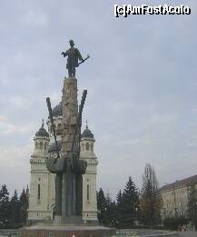 [P18] Cluj - Napoca - Monumentul lui Avram Iancu, amplasat in fata Catedralei Ortodoxe » foto by biancuta
 - 
<span class="allrVoted glyphicon glyphicon-heart hidden" id="av201324"></span>
<a class="m-l-10 hidden" id="sv201324" onclick="voting_Foto_DelVot(,201324,3623)" role="button">șterge vot <span class="glyphicon glyphicon-remove"></span></a>
<a id="v9201324" class=" c-red"  onclick="voting_Foto_SetVot(201324)" role="button"><span class="glyphicon glyphicon-heart-empty"></span> <b>LIKE</b> = Votează poza</a> <img class="hidden"  id="f201324W9" src="/imagini/loader.gif" border="0" /><span class="AjErrMes hidden" id="e201324ErM"></span>
