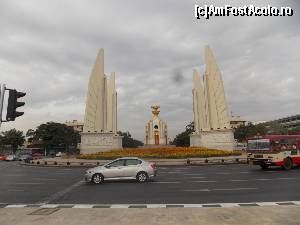 [P03] Bangkok, Monumentul Democratiei » foto by mprofeanu
 - 
<span class="allrVoted glyphicon glyphicon-heart hidden" id="av625790"></span>
<a class="m-l-10 hidden" id="sv625790" onclick="voting_Foto_DelVot(,625790,3625)" role="button">șterge vot <span class="glyphicon glyphicon-remove"></span></a>
<a id="v9625790" class=" c-red"  onclick="voting_Foto_SetVot(625790)" role="button"><span class="glyphicon glyphicon-heart-empty"></span> <b>LIKE</b> = Votează poza</a> <img class="hidden"  id="f625790W9" src="/imagini/loader.gif" border="0" /><span class="AjErrMes hidden" id="e625790ErM"></span>