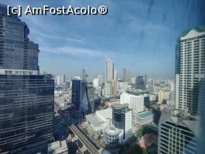 P01 [JAN-2023] Vedere din camera noastră; în centrul imaginii, Lebua at State Tower cu a sa cupolă aurie