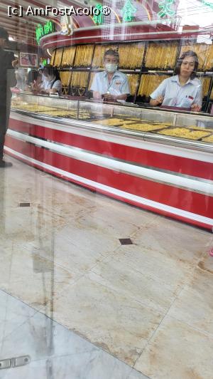 [P19] Magazinele de aur de pe Yaowarat Road ofera unele dintre cele mai bune preturi din Thailanda, multi thailandezi cumparand bijuteriile din aur din Chinatown, mai degraba decat din centrele comerciale. » foto by geani anto
 - 
<span class="allrVoted glyphicon glyphicon-heart hidden" id="av1548976"></span>
<a class="m-l-10 hidden" id="sv1548976" onclick="voting_Foto_DelVot(,1548976,3625)" role="button">șterge vot <span class="glyphicon glyphicon-remove"></span></a>
<a id="v91548976" class=" c-red"  onclick="voting_Foto_SetVot(1548976)" role="button"><span class="glyphicon glyphicon-heart-empty"></span> <b>LIKE</b> = Votează poza</a> <img class="hidden"  id="f1548976W9" src="/imagini/loader.gif" border="0" /><span class="AjErrMes hidden" id="e1548976ErM"></span>
