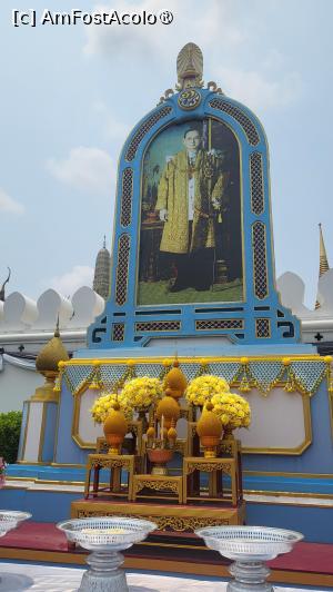 [P03] La intrarea in domeniul Palatului, exista un portret al regelui Rama al IX-lea, cel de-al noualea monarh al Thailandei din Dinastia Chakri, care a murit in anul 2016, avand cea mai lunga domnie din istoria tarii (aproape 71 de ani). » foto by geani anto
 - 
<span class="allrVoted glyphicon glyphicon-heart hidden" id="av1549758"></span>
<a class="m-l-10 hidden" id="sv1549758" onclick="voting_Foto_DelVot(,1549758,3625)" role="button">șterge vot <span class="glyphicon glyphicon-remove"></span></a>
<a id="v91549758" class=" c-red"  onclick="voting_Foto_SetVot(1549758)" role="button"><span class="glyphicon glyphicon-heart-empty"></span> <b>LIKE</b> = Votează poza</a> <img class="hidden"  id="f1549758W9" src="/imagini/loader.gif" border="0" /><span class="AjErrMes hidden" id="e1549758ErM"></span>