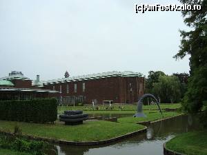 P38 [AUG-2014] Vedere de ansamblu a muzeului din spate-sculptura Surubelnita, sugereaza un pod peste Maas. 
