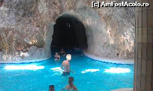 P07 [AUG-2014] Apă curată și limpede la una din intrările în peșterile termale din Complexul balnear Barlangfürdő din Miskolctapolca (Miskolc), Ungaria. 
