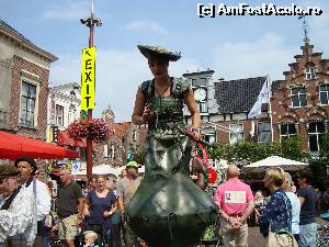 P02 [AUG-2014] Olandezii au iesit la soare in Markstraat, artistii inveselesc ziua, anuntand sarbatorile orasului pt 7 zile