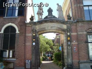 P03 [AUG-2017] O poartă veche de la 1723, cu un moș și o babă, marchează intrarea în Het Oude Borhof, un vechi azil. 