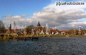 [P10] Vedere cu portul Enkhuizen. In stanga se vede turla de la biserica sudului (Zuiderkerk), in centru Drommedaris si in dreapta farul de la intrarea in portul interior » foto by Radu Tudoran
 - 
<span class="allrVoted glyphicon glyphicon-heart hidden" id="av672703"></span>
<a class="m-l-10 hidden" id="sv672703" onclick="voting_Foto_DelVot(,672703,3710)" role="button">șterge vot <span class="glyphicon glyphicon-remove"></span></a>
<a id="v9672703" class=" c-red"  onclick="voting_Foto_SetVot(672703)" role="button"><span class="glyphicon glyphicon-heart-empty"></span> <b>LIKE</b> = Votează poza</a> <img class="hidden"  id="f672703W9" src="/imagini/loader.gif" border="0" /><span class="AjErrMes hidden" id="e672703ErM"></span>