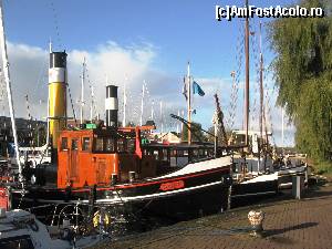 [P14] Enkhuizen. Vechi remorchere, astazi la pensie, se odihnesc pe un canal in centrul orasului. Se poate vedea ca sunt ingrijite asemeni pieselor de muzeu.  » foto by Radu Tudoran
 - 
<span class="allrVoted glyphicon glyphicon-heart hidden" id="av672707"></span>
<a class="m-l-10 hidden" id="sv672707" onclick="voting_Foto_DelVot(,672707,3710)" role="button">șterge vot <span class="glyphicon glyphicon-remove"></span></a>
<a id="v9672707" class=" c-red"  onclick="voting_Foto_SetVot(672707)" role="button"><span class="glyphicon glyphicon-heart-empty"></span> <b>LIKE</b> = Votează poza</a> <img class="hidden"  id="f672707W9" src="/imagini/loader.gif" border="0" /><span class="AjErrMes hidden" id="e672707ErM"></span>