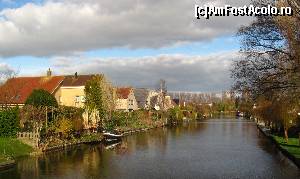 P18 [APR-2015] Enkhuizen. Zona cu locuinte noi, amplasate intr-un cadru de basm, cu canale si verdeata, este ceva obisnuit in Olanda. Este ceva normal sa-ti parchezi masina in fata casei si barca pe canal din spate