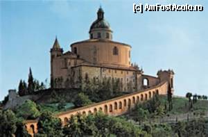 [P11] Biserica Madonna di San Luca, aflată pe o colină din apropierea orașului, este legată de Bologna prin Arco del Meloncello, un drum de 3,5 km acoperit de arcade. Foto este scanare de pe o vedere.  » foto by gettutza
 - 
<span class="allrVoted glyphicon glyphicon-heart hidden" id="av394256"></span>
<a class="m-l-10 hidden" id="sv394256" onclick="voting_Foto_DelVot(,394256,3721)" role="button">șterge vot <span class="glyphicon glyphicon-remove"></span></a>
<a id="v9394256" class=" c-red"  onclick="voting_Foto_SetVot(394256)" role="button"><span class="glyphicon glyphicon-heart-empty"></span> <b>LIKE</b> = Votează poza</a> <img class="hidden"  id="f394256W9" src="/imagini/loader.gif" border="0" /><span class="AjErrMes hidden" id="e394256ErM"></span>