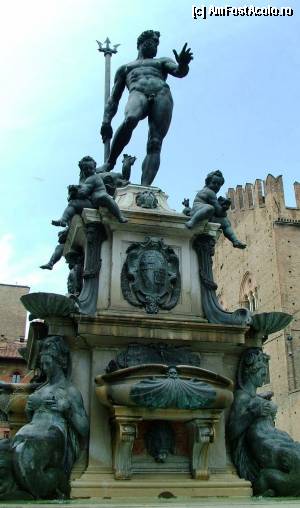 P09 [OCT-2011] Fontana del Nettuno, i se mai spune Il Gigante pentru că are 3,20 m înălțime și 20 to greutate. Este realizată din bronz și este un simbol al orașului. 