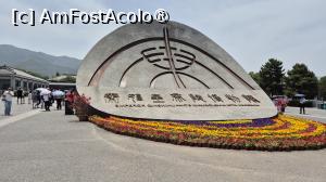 [P01] Xi'an este vizitat in principal pentru Muzeul Armatei de teracota, cea mai mare descoperire arheologica a secolului XX, considerata drept a opta minune a lumii datorita amplorii monumentale si a maiestriei artistice. Este alcatuita din circa 8.000 de sculpturi din teracota in marime naturala reprezentand razboinici si peste 600 de cai in formatiuni de lupta, reproducand trupele de garda imperiala ale primului imparat al Chinei imperiale unificate.
Imparatul Qin Shi Huang al Chinei unificate este cel care a ordonat muncitorilor sa uneasca zidurile de aparare impotriva nomazilor jefuitori, care a devenit astfel precursorul Marelui Zid chinezesc. » foto by geani anto
 - 
<span class="allrVoted glyphicon glyphicon-heart hidden" id="av1501627"></span>
<a class="m-l-10 hidden" id="sv1501627" onclick="voting_Foto_DelVot(,1501627,3731)" role="button">șterge vot <span class="glyphicon glyphicon-remove"></span></a>
<a id="v91501627" class=" c-red"  onclick="voting_Foto_SetVot(1501627)" role="button"><span class="glyphicon glyphicon-heart-empty"></span> <b>LIKE</b> = Votează poza</a> <img class="hidden"  id="f1501627W9" src="/imagini/loader.gif" border="0" /><span class="AjErrMes hidden" id="e1501627ErM"></span>