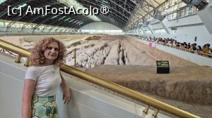 [P04] Armata de teracota a fost descoperita intamplator de catre 9 fermieri in timp ce sapau o fantana, in martie 1974. Statuile, cu inaltimi intre 1,7-2 metri, erau vopsite initial in culori stralucitoare, mediul umed subteran fiind potrivit pentru conservarea vopselei. Majoritatea soldatilor aveau parul negru si fetele roz, hainele erau cele mai multe colorate in verde, rosu, roz, violet, albastru si alb, cu diferite culori la guler si maneci. Odata excavate insa, stratul de vopsea s-a uscat si s-a decojit rapid de pe statui, astfel ca acestea apar in culoarea gri sau maro a teracotei. » foto by geani anto
 - 
<span class="allrVoted glyphicon glyphicon-heart hidden" id="av1501632"></span>
<a class="m-l-10 hidden" id="sv1501632" onclick="voting_Foto_DelVot(,1501632,3731)" role="button">șterge vot <span class="glyphicon glyphicon-remove"></span></a>
<a id="v91501632" class=" c-red"  onclick="voting_Foto_SetVot(1501632)" role="button"><span class="glyphicon glyphicon-heart-empty"></span> <b>LIKE</b> = Votează poza</a> <img class="hidden"  id="f1501632W9" src="/imagini/loader.gif" border="0" /><span class="AjErrMes hidden" id="e1501632ErM"></span>
