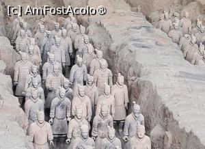 [P08] Chiar daca razboinicii nu au acum armele in maini, sabiile, sulitele, arcurile si sagetile soldatilor erau reale, s-au pastrat intacte, fiind turnate in aliaje de metale, inclusiv crom, pentru ca rolul lor era sa-l protejeze pe imparat in viata de apoi. » foto by geani anto
 - 
<span class="allrVoted glyphicon glyphicon-heart hidden" id="av1501638"></span>
<a class="m-l-10 hidden" id="sv1501638" onclick="voting_Foto_DelVot(,1501638,3731)" role="button">șterge vot <span class="glyphicon glyphicon-remove"></span></a>
<a id="v91501638" class=" c-red"  onclick="voting_Foto_SetVot(1501638)" role="button"><span class="glyphicon glyphicon-heart-empty"></span> <b>LIKE</b> = Votează poza</a> <img class="hidden"  id="f1501638W9" src="/imagini/loader.gif" border="0" /><span class="AjErrMes hidden" id="e1501638ErM"></span>