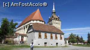 P21 [MAY-2016] Ansamblul format din biserica fortificată și turnul cu ceas, asemănător celui din Sighișoara; clădirea din față e cea unde se află „casa de bilete”