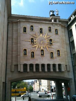 P09 [AUG-2012] Poza preluata de pe net. Le Carillon du Mont des Arts - vedeti pe responsabilul sef cu batutul clopotului pe acoperis