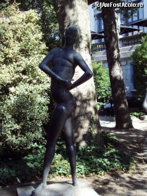 [P41] Jardin de Sculpture de lângă Musees Royaux des Beaux Arts de Belgique - statuia 'La Grande Nike'.  » foto by Carmen Ion
 - 
<span class="allrVoted glyphicon glyphicon-heart hidden" id="av664547"></span>
<a class="m-l-10 hidden" id="sv664547" onclick="voting_Foto_DelVot(,664547,3768)" role="button">șterge vot <span class="glyphicon glyphicon-remove"></span></a>
<a id="v9664547" class=" c-red"  onclick="voting_Foto_SetVot(664547)" role="button"><span class="glyphicon glyphicon-heart-empty"></span> <b>LIKE</b> = Votează poza</a> <img class="hidden"  id="f664547W9" src="/imagini/loader.gif" border="0" /><span class="AjErrMes hidden" id="e664547ErM"></span>