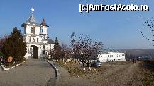 P07 [NOV-2011] imagine din exteriorul manastirii Cudalbi